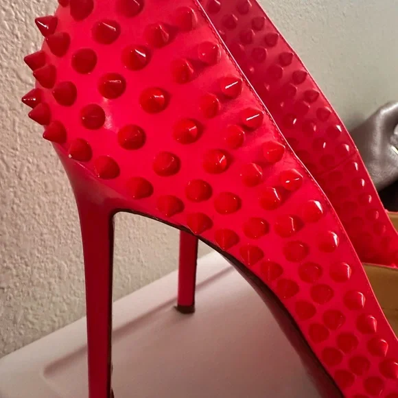Christian Louboutin - Picture 3 of 8